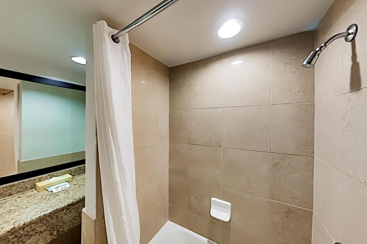 Aqua Palms Waikiki Ocean View Lanai Parking Included Daire Honolulu Dış mekan fotoğraf
